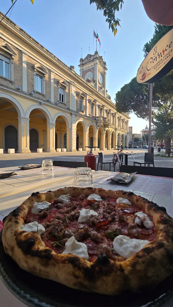 Pizza de Il Cornicello davanti alla piazza di Morciano