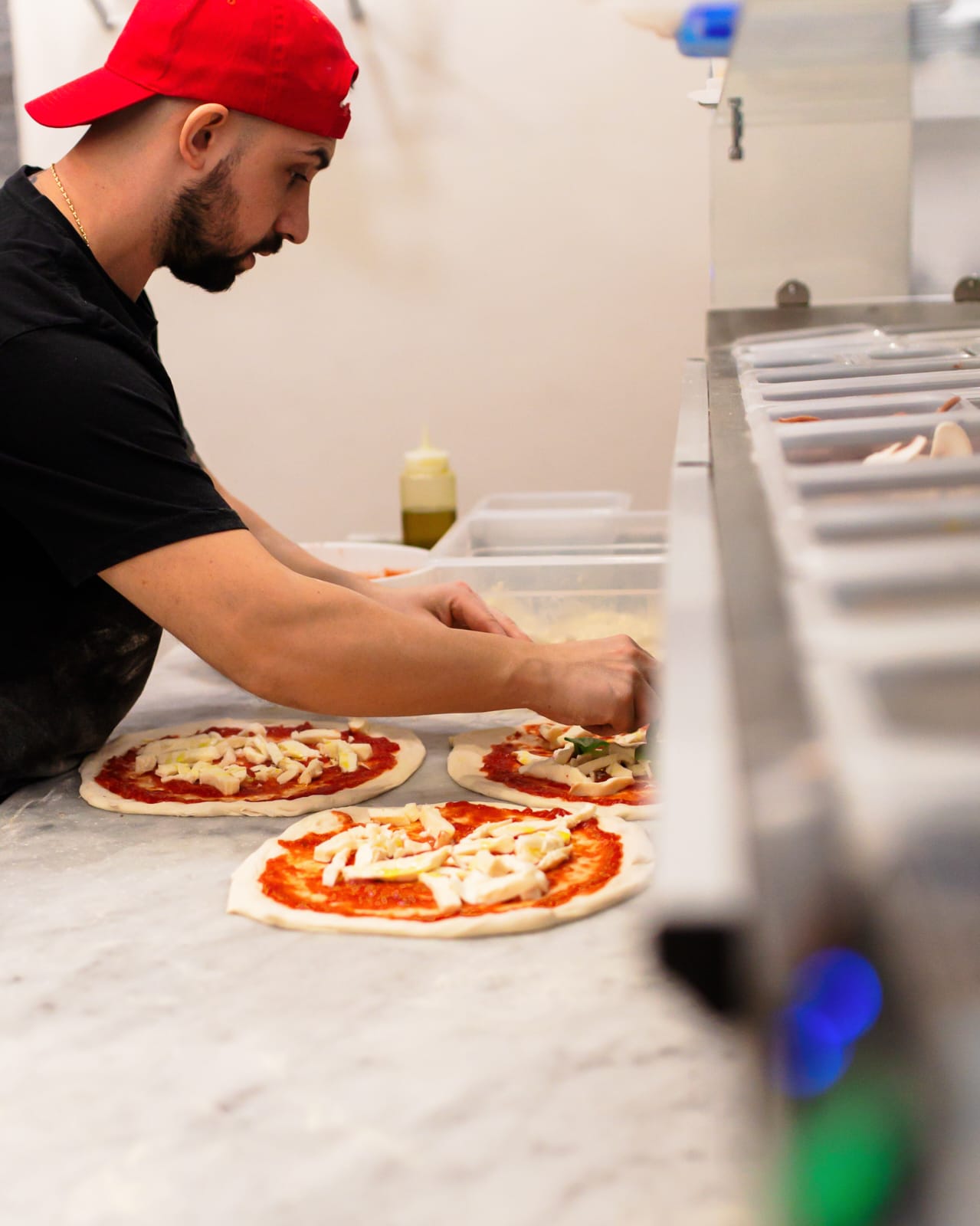 Davide prepara le pizze al banco de Il Cornicello